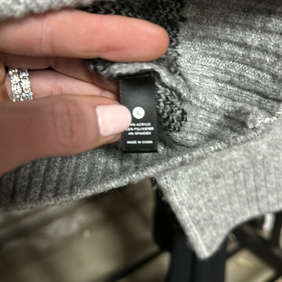 NWOT Aqua grey and black star crew neck sweater size large - Picture 3 of 3